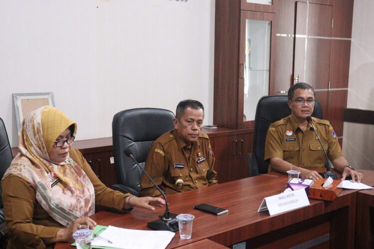 PENGELOLAAN SAMPAH— Wawako Payakumbuh Elzadaswarman  didampingi Sekda Rida Ananda, memimpin rakor pengelolaan sampah di aula Randang Lantai 2 Balaikota.