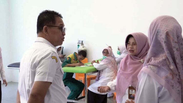 Bukittinggi Realisasikan Program Pemeriksaan Kesehatan Gratis, Targetkan 125 Ribu Warga 1 TINJAU— Pj Sekretaris Daerah Kota Bukittinggi Al Amin saat meninjau pelaksanaan
pemeriksaan kesehatan gratis