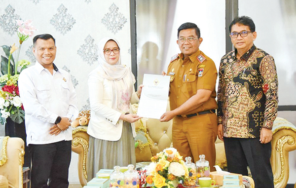 Pemko Padang Kooperatif dalam Pemeriksaan LKPD 2024 oleh BPK 1 KEDATANGAN TIM BPK— Pj Sekda Kota Padang Yosefriawan bersama Wakil Ketua DPRD Mastilizal Aye, menerima kedatangan Tim BPK RI Perwakilan Sumbar, di Ruang VIP Rumah Dinas Wali Kota Padang, Senin (3/2).