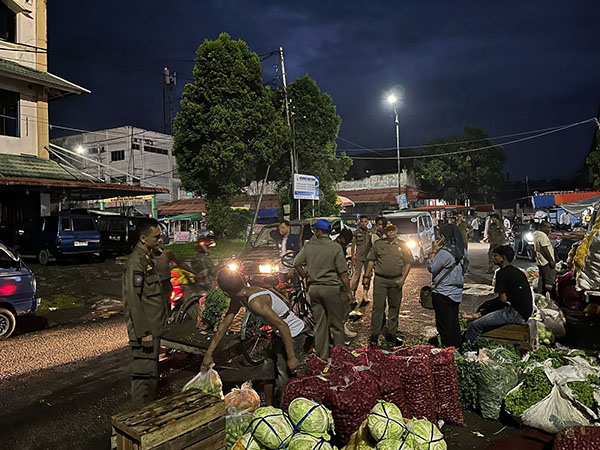 Ciptakan Ketertiban Umum Jelang Ramadhan, Pemko Pariaman Tertibkan PKL Tengah Malam hingga Siang Hari 1 TERTIBKAN—Terlihat aksi Satpol PP dengan tim gabungan lakukan penertiban PKL sejak Kamis (27/2) dini hari hingga Kamis siang di Pasar Rakyat Pariaman.
