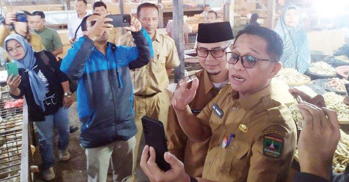 SIDAK— Wakil Wali Kota, Ibnu Asis, bersama TPID Kota Bukittinggi saat melakukan 
sidak ketersediaan bahan pokok menjelang ramadan 2025, Senin (24/2).
