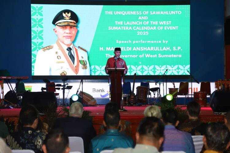 SAMBUTAN— Gubernur Sumbar, Mahyeldi Ansharullah berikan sambutan saat  meluncurkan kalender iven pariwisata untuk tahun 2025.