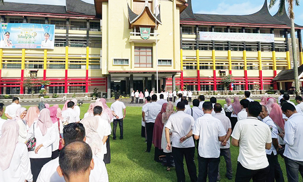 Pemprov Sumbar Kaji Penerapan WFA untuk ASN 1 KEBIJAKAN WFA— Pemprov Sumbar sedang melakukan kajian terkait penerapan kebijakan Work From Anywhere (WFA) bagi Aparatur Sipil Negara (ASN) pada 2025 yang ditetapkan pemerintah pusat.