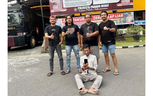 Curi iPhone 11, Pria Paruh Baya Ditangkap Tim Klewang 1 PENCURI HP— Pelaku BM ditangkap Tim Klewang Polresta Padang terkait kasus pencurian Hp.