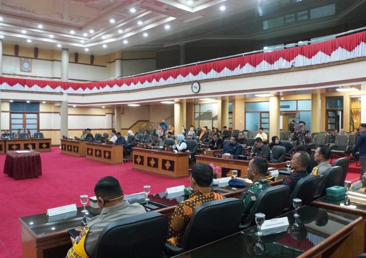 Penyelenggaraan Pilkada Serentak di Padangpanjang Damai, DPRD Umumkan Penetapan Wako-Wawako Terpilih Hendri Arnis-Allex 1 RAPAT PARIPURNA—Dewan Perwakilan Rakyat Daerah (DPRD) saat menggelar Rapat Paripurna Pengumuman Hasil Penetapan Pasangan Calon Wali Kota dan Wakil Wali Kota Terpilih Kota Padang Panjang Masa Jabatan 2025-2030, Sabtu (8/2) malam.