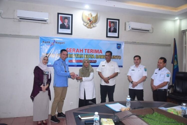 HADIRI—Penyerahan KKPD dari Bank Nagari dan Bank Mandiri yang dihadiri Walikota Sawahlunto, Fauzan Hasan di Balaikota.