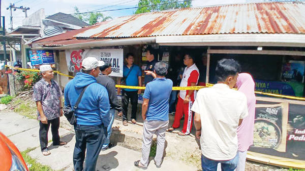 Sempat Dirawat di Rumah Sakit, Pemilik Warung yang Dilukai Perampok Akhirnya Meninggal Dunia 1 OLAH TKP— Polisi melakukan olah TKP kasus perampokan warung yang membuat korban Herman luka parah hingga akhirnya meninggal dunia di rumah sakit.