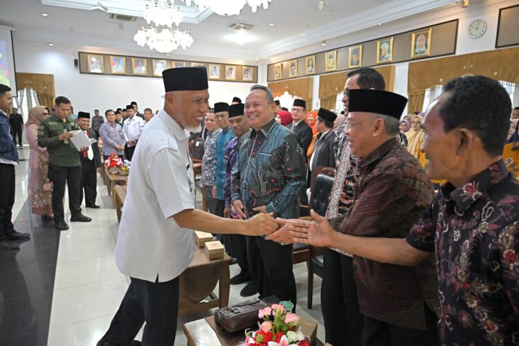 Gubernur Lantik Pengurus Baru MKKS SMP Sumbar Periode 2025-2027 1 PELANTIKAN— Gubernur Sumbar Mahyeldi Ansharullah, melantik Kepengurusan Musyawarah Kerja Kepala Sekolah (MKKS) SMP Provinsi Sumbar periode 2025-2027 di Auditorium Istana Gubernuran, Rabu (12/2).