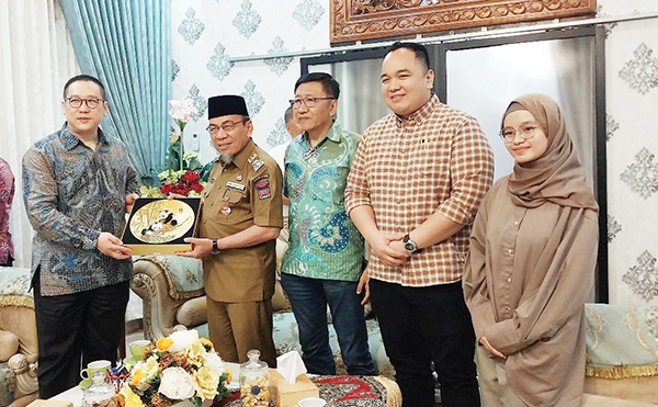 Perkuat Kerja Sama, Padang- Suzhou Perkuat Sister City 1 KUNJUNGAN KEDUBES— Wakil Wali Kota Padang Maigus Nasir menerima kunjungan Kedubes Republik Rakyat Tiongkok (RRT) untuk Indonesia di Jakarta, Mr Zhen Wang Da, dalam pertemuan yang dilangsungkan di kediaman resmi Wali Kota, Selasa (25/2).