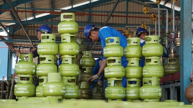 Pertamina Pastikan Pangkalan Resmi Siap Layani Kebutuhan LPG 3 Kg Masyarakat 1 LPG- Pekerja di SPBE melakukan pengisian gas LPG 3 Kg.