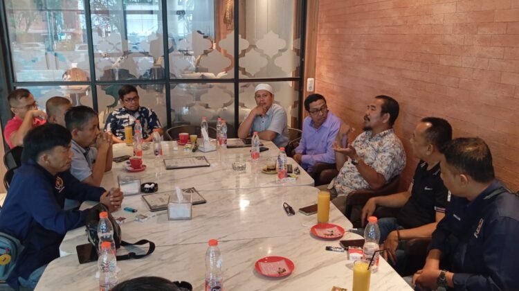 Antara Ranah dan Rantau, Masa Transisi Mementum Penting untuk Menyulam Kembali Kolaborasi 1 PERTEMUAN—Terlihat suasana pertemuan antara PWI Kahupaten Solok dengan pengurus Persatuan Perantau Kabupaten Solok (PKKS) Provinsi Riau,