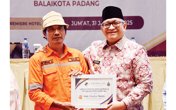 Petugas Kebersihan DLH Raih Hadiah Umrah dari KPN Balaikota 1 HADIAH UMRAH— Penjabat (Pj) Wali Kota Padang Andree Algamar, menyerahkan hadiah umrah kepada adalah Eferoni Lase (52), seorang petugas kebersihan DLH yang bertugas di Wilayah 6 Kelurahan Purus, saat RAT Tahun Buku 2024, Jumat (31/1)