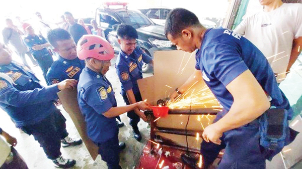 Tangan Bocah Terjepit di Pipa Tangga Pasar Raya Padang 1 terjepit— Petugas Damkar melakukan pertolongan terhadap bocah 4 tahun yang terjepit di pipa tangga di Fase 1, Pasar Raya Padang.
