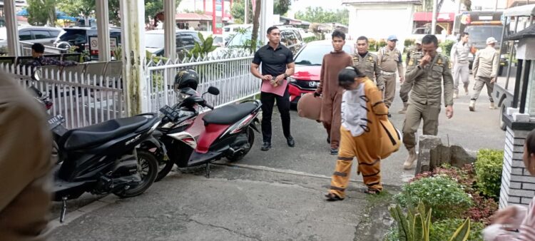 Satpol PP Lakukan Penertiban Tibum, Gepeng dan Badut Jadi Sasaran 1 TERTIBKAN—Terlihat petugas Satpol PP Kota Solok saat melakukan penertibkan pengemis dan badut.