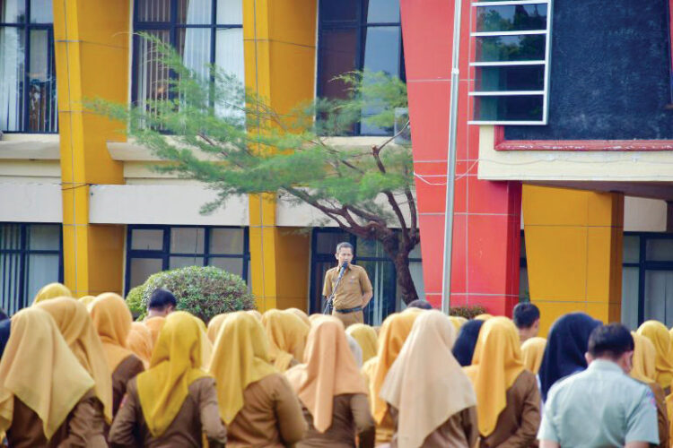 ASN Agam Didorong Tingkatkan Kinerja dan Jaga Citra Pemerintah 1 APEL GABUNGAN— Bupati Agam diwakili Plt Asisten Perekonomian dan Pembangunan, Hamdi S.T., M. Eng, pimpin apel gabungan seluruh ASN di lingkungan Pemerintah Kabupaten Agam di halaman Kantor Bupati Agam, Senin (3/2).