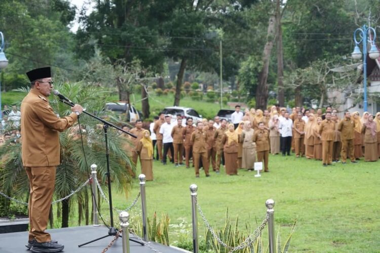 Pimpin Apel Pagi Gabungan, Bupati Tanahdatar Ingatkan ASN Tidak Terlibat Judi Online 1 APEL GABUNGAN— Bupati Tanahdatar Eka Putra pimpin apel gabungan ASN di lingkungan Pemerintah Kabupaten Tanahdatar, Senin (10/2).