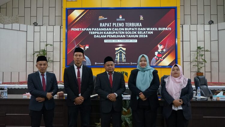 Khairunas-Yulian Efi Pimpin Solsel Periode 2025 - 2030 1 PENETAPAN KEPALA DAERAH—Rapat Pleno Terbuka Penetapan Pasangan Calon Bupati dan Wakil Bupati Terpilih Kabupaten Solok Selatan dalam Pemilihan Tahun 2024 di Aula Sarantau Sasurambi Kabupaten Solok Selatan, Rabu (5/2).