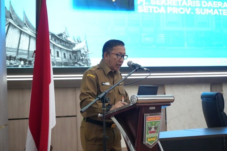 Bahas Strategi Bersama dalam Penyelenggaraan Pemerintahan, Pj Sekda Yozarwardi Buka Forum Perangkat Daerah Setda se-Sumbar 1 SAMBUTAN—Pj Sekda Sumbar, Yozarwardi UP, berikan sambutan saat membuka Forum Perangkat Daerah Sekretariat Daerah (Setda) Provinsi dan Kabupaten/Kota se-Sumbar Tahun 2025 di Aula Kantor Guburnur Sumbar.
