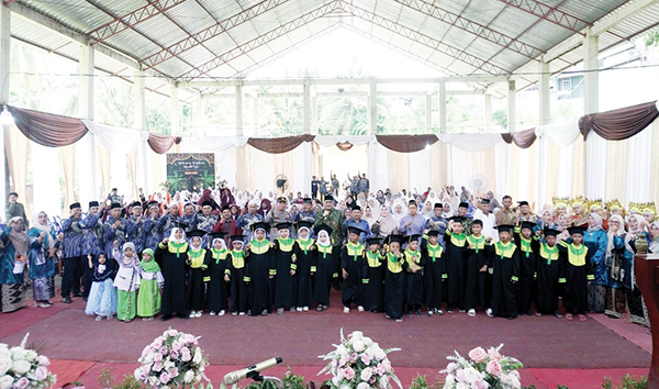 KHATAM AL QURAN—Pj Wali Kota Padang Andree Algamar menghadiri perayaan khatam Alquran dan wisuda iqra bagi 56 siswa, di Gedung Serba Guna (GSG) RW III, Kelurahan Padang Besi, Kecamatan Lubuk Kilangan, Sabtu (15/2).