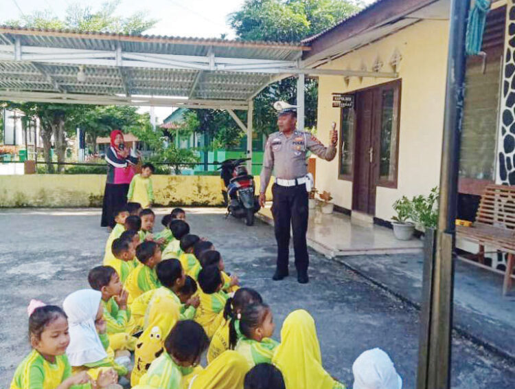 Polisi Sahabat Anak Polsek Tanjung Mutiara, Tanamkan Kesadaran Lalu Lintas Sejak Dini 1 POLISI SAHABAT ANAK— Jajaran Polsek Tanjung Mutiara menggelar kegiatan “Polisi Sahabat Anak”
di halaman Mapolsek, Kamis (13/2)