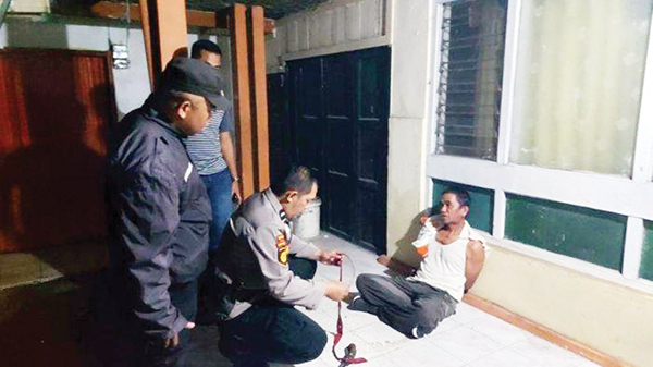 Komplotan Peter Nekat Tuntun Kerbau Curian Tengah Malam, Tiga Pelaku Ditangkap, Dua di Antaranya Ayah dan Anak 1 CURI KERBAU— Pelaku pencuri kerbau ditangkap warga diorong Jalikua Patangahan Koto Tangah, Kecamatan Tilatang Kamang, Kabupaten Agam.