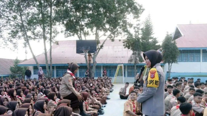 Sosialisasi Polresta Bukittinggi, Remaja Dijaga dari Kenakalan, Diajari Tertib Berlalu Lintas 1 SOSIALISASI— Kepolisian dari Polresta Bukittinggi menggelar sosialisasi tentang tertib lalu lintas sekaligus antisipasi kenakalan remaja yang digelar di salah satu sekolah menengah atas (SMA) daerah setempat.