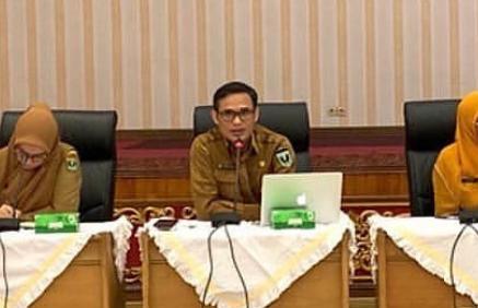 Gubernur Sumbar Teruskan Usulan Pelantikan 17 Kepala Daerah Terpilih ke Mendagri 1 BERI KETERANGAN— Kepala Biro Pem dan Otda Provinsi Sumbar, Ezeddin Zein saat memberikan keterangan terkait usulan pelantikan
17 kepala daerah terlipih.