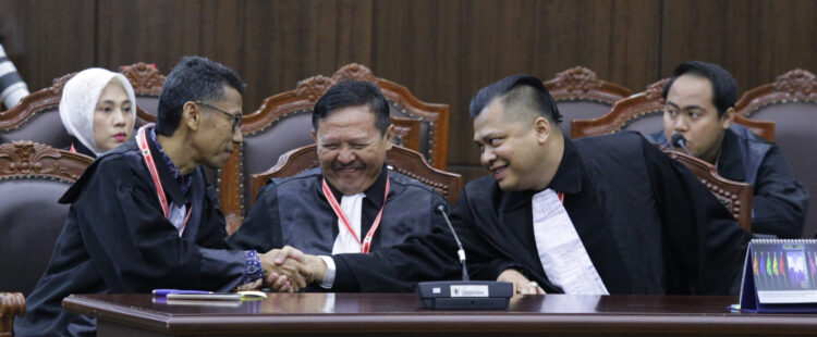 SIDANG— Kuasa Hukum Pemohon hadir pada persidangan Pengucapan Putusan Perkara Nomor 02/PHPU.BUP-XXIII/2025 Perselisihan Hasil Pemilihan Umum Bupati Kabupaten Pasaman, Senin (24/2).