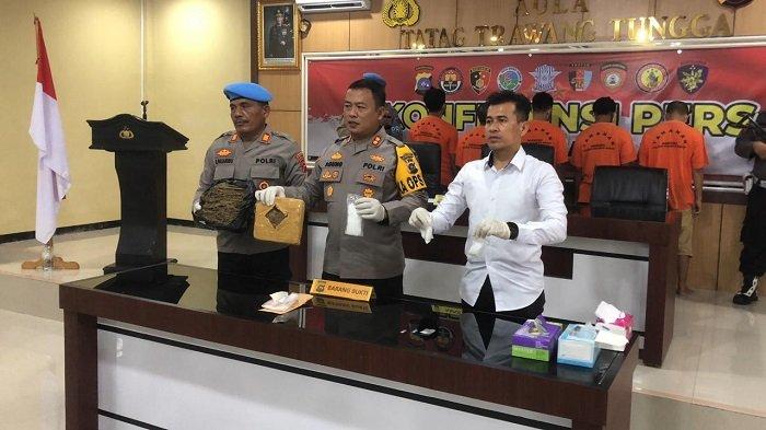 11 Pelaku Penyalahguna Narkoba Ditangkap, Salah Satunya Bandar 1 PERLIHATKAN BUKTI— Kapolres Pasaman Barat AKBP Agung Tribawanto memperlihatkan barang bukti narkoba yang disita dari 11 pelaku yang ditangkap.