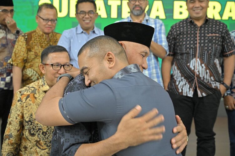BERPELUKAN— Gubernur Mahyeldi dan Wakil Gubernur Audy Joinaldy berpelukan usai kegiatan rapat.