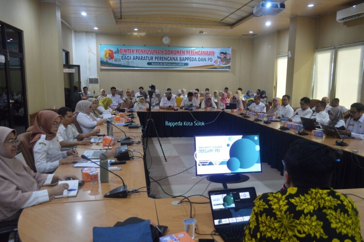 Tingkatkan Kapasitas SDM yang akan Melakukan penyusunan RPJMD, Bappeda Gelar Bimtek Penyusunan RPJMD dan Renstra 1 BUKA—Kepala Bappeda, Dr. Desmon, saat membuka Bimtek Penyusunan RPJMD dan Renstra Kota Solok.