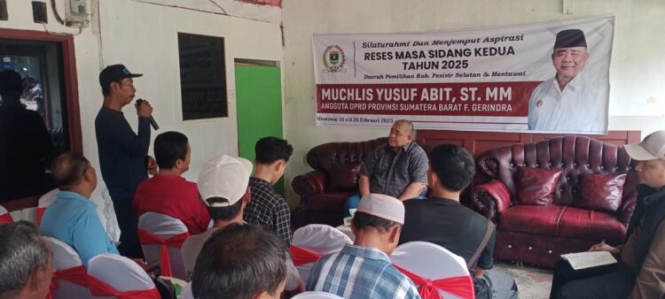 Muchlis Yusuf Abit Serap Aspirasi di Rumah Warga Tua Pejat 1 SAMPAIKAN ASPIRASI— Seorang warga sampaikan aspirasinya pada anggota DPRD Sumbar Muchlis Yusuf Abit saat reses perseorangan di Tuapejat, Sipora Utara, Kepulauan Mentawai.