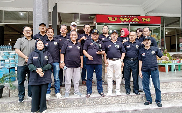 40 Orang Pengurus PWI Sumbar Ikuti HPN 2025 di Kota Pekanbaru 1 PELEPASAN— Ketua PWI Sumbar Widya Navies berfoto bersama dengan rombongan pengurus PWI Sumbar, saat pelepasan rombongan menunju Kota Pekanbaru, Provinsi Riau, Kamis (6/2).