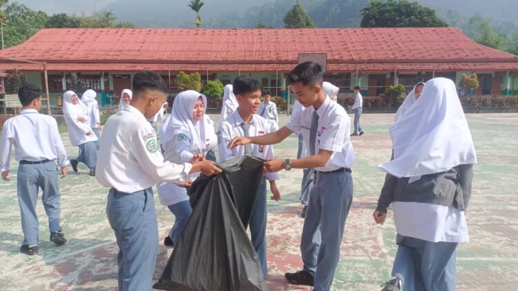 SMAN 3 Lakukan Aksi Nyata Peduli Sampah, Peduli Sesama 1 SMAN 3 Lakukan Aksi Nyata Peduli Sampah Peduli Sesama
