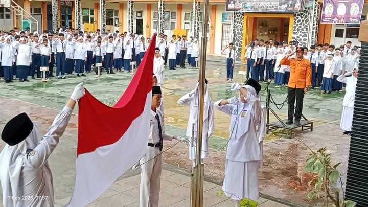 Bersama BPBD Kesbangpol, SMPN 4 Perkuat Edukasi Bencana dan Bahaya Narkoba 1 UPACARA—Jelang kegiatan edukasi kebencanan di SMPN 4 Padang Panjantg digelar dengan upacara bendera.