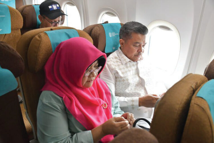 Saat Pelantikan, Kepala Daerah Terpilih Hanya Didampingi Suami atau Istri 1 PERSIAPAN PELANTIKAN— Bupati Agam terpilih, Benni Warlis didampingi istri saat akan berangkat ke Jakarta untuk mengikuti pelantikan kepada daerah.