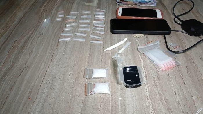 Parah! Anak di Bawah Umur jadi Pengedar Narkoba, Ditangkap Bareng 2 Temannya, 34 Paket Sabu Disita Polisi 1 SABU—Satresnarkoba Polresta Bukittinggi menyita barang bukti puluhan paket sabu dari penangkapan tiga pengedar yang salah satunya anak
di bawah umur.