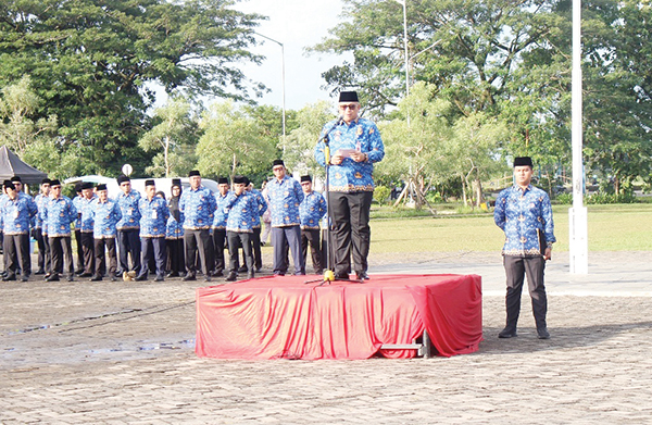 Sambut Pemimpin Baru, ASN Pemko Siap Beradaptasi dan Berinovasi, Selesaikan Tugas 9 Bulan, Pj Wako Andree Algamar Ucapkan Terima Kasih 1 AKHIR MASA JABATAN— Pj Wako Padang Andree Algamar mengucapkan terima kasih sekaligus berpamitan kepada ASN Pemko setelah hampir 9 bulan menjabat sebagai Pj Wako, saat upacara bulanan di Lapangan Balaikota Aiapacah, Senin (17/2). Pada 20 Februari mendatang, ASN Pemko siap menyambut kedatangan Wako dan Wawako baru, Fadly Amran dan Maigus Nasir.