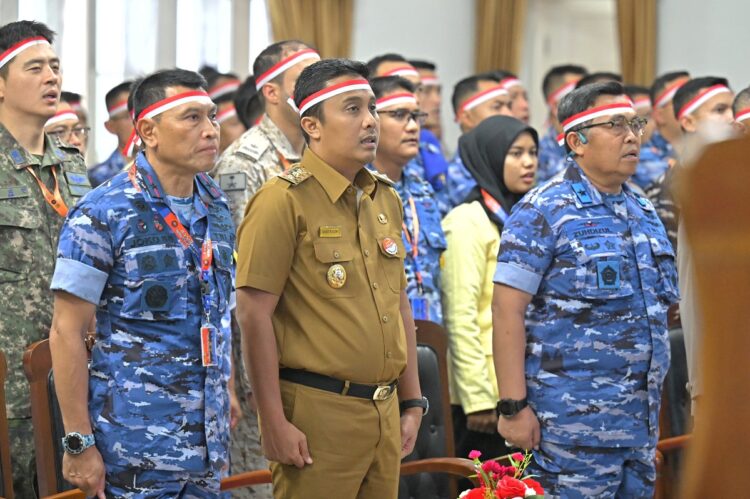 Sambut Rombongan Perwira Siswa Sesko AU, Wagub Vasko Sebut Sumbar Miliki Aura Perjuangan yang Kental 1 LAGU KEBANGSAAN INDONESIA— Wakil Gubernur Sumatera Barat Vasko Ruseimy, bersama rombongan Pasis Sesko AU nyanyikan lagu kebangsaan Indonesia Raya, Senin (24/2).