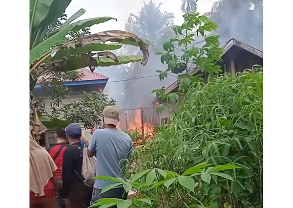 Rumah Semi Pemanen Ludes Terbakar di Kabupaten Dharmasraya 1 KEBAKARAN— Rumah semi permanen di Nagari Gunung Medan, Kecamatan Sitiung, Kabupaten Dharmasraya, mengalami kebakaran.