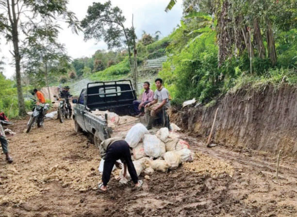 Sepekan Berjalan, Pembangunan Jalan di Nagari Ampek Koto Capai 30 Persen 1 PEMBAGUNAN JALAN— Pembangunan jalan dalam program TMMD ke-123 yang dilaksanakan di Nagari Ampek Koto.