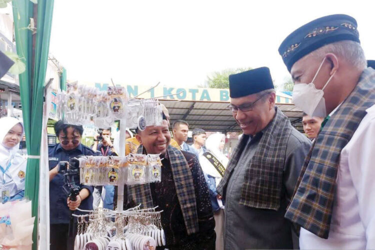 Bukittinggi Gelar Cosinus XVI, Ribuan Pelajar Madrasah Bersaing 1 KUNJUNGI STAND PAMERAN— Wakil Wali Kota dan Ketua DPRD Kota Bukittinggi mengunjungi stand pameran pelajar madrasah.