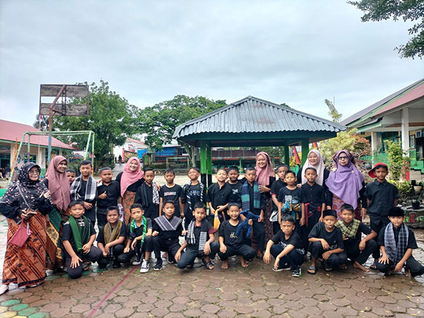 SDN 12 Padang Sibusuak Peringati Hari Jadi Kabupaten Sijunjung ke 76, Kepsek Yuneti: Siswa Diharapkan dapat Membudayakan Kegiatan Daerah 1 FOTO BERSAMA—Kepala Sekolah SDN 12 Padang Sibusuak, Kecamatan Kupitan, Sijunjung foto bersama siswa siswi usai kegiatan.