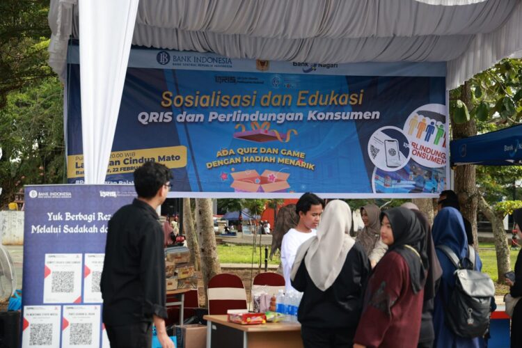 BI bersama Bank Nagari, Sosialisasi Bayar Pajak Pakai QRIS di Tanah Datar 1 SOSIALISASI—IBank Indonesia (BI) bekerjasama dengan Bank Nagari nnyelenggarakan kegiatan Sosialisasi Sistem Pembayaran Pajak dan Retribusi Daerah melalui QRIS di Lapangan Cindua Mato (LCM), pada Sabtu (22/02).