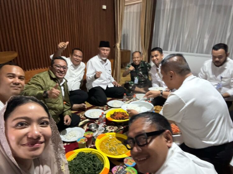 Diplomasi Kuliner Gubernur Sumbar, Persatukan Kepala Daerah Melalui Cita Rasa Masakan Padang 1 AKRAB—Terlihat suasana akrab saat sejumlah kepala daerah makan bersama dengan Gubernur Sumbar Mahyeldi dengan hidangan masakan Padang.