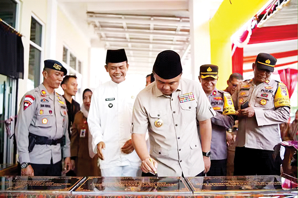 HUT ke-15 Nagari Sungai Duo, Sutan Riska Tuanku Kerajaan Resmikan Kantor Wali Nagari Baru 1 PEREMIAN KANTOR WALI NAGARI— Bupati Dharmasraya Sutan Riska Tuanku Kerajaan bersama Walinagari Sungai Duo, Ali Amran saat pelaksanaan peresmian gedung kantor Wali Nagari yang bertepatan dengan peringatan HUT ke-15 Nagari Sungai Duo, Selasa (11/2).