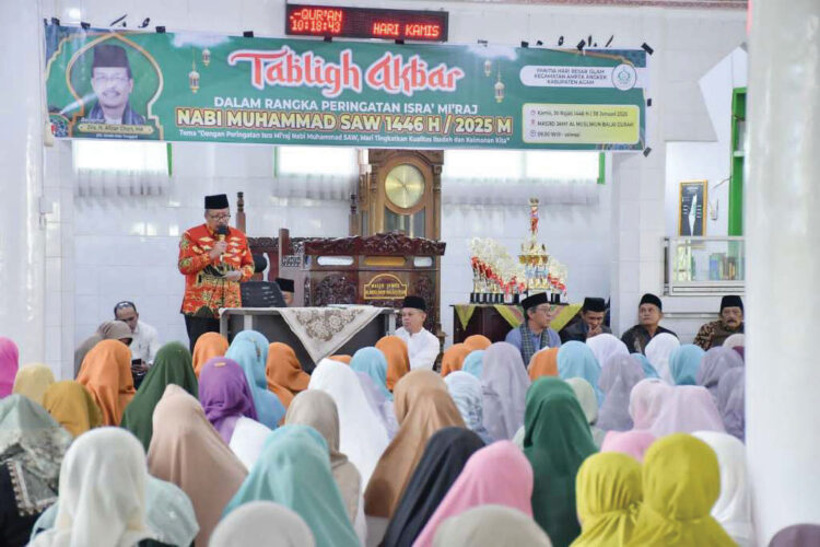 Tabligh Akbar Isra Mi’raj, Masjid Jami’ Al Muslimun Dipadati Jamaah 1 TABLIGH AKBAR— Jamaah tabligh akbar dalam rangka memperingati Isra Mi’raj Nabi Muhammad SAW 1446 Hijriah, memadati Masjid Jami’ Al Muslimun Balai Gurah Kecamatan Ampek, Kamis (30/1).\