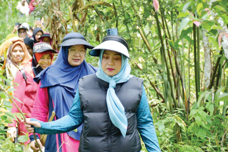 Tadabur Alam di Burai Burai Indah, TP PKK Agam Ajak Masyarakat Jaga Kelestarian Alam 1 TADABUR ALAM— Ketua TP PKK Kabupaten Agam, Ny. Yenni Andriwarman, bersama rombongan melakukan kegiatan Tadabur Alam di objek wisata Burai Burai Indah di Malalak Barat, Kecamatan Malalak, Rabu (12/2).