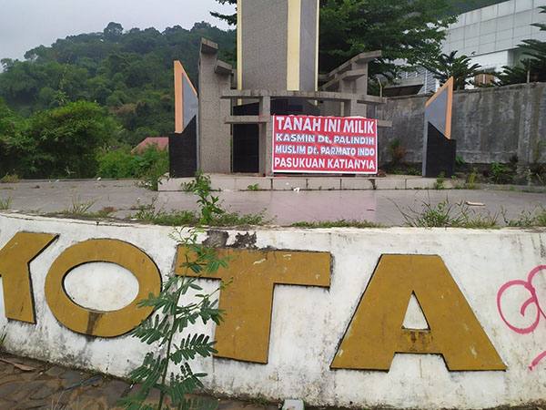 Tak Ada Kejelasan, Warga Ancam Blokir Simpang By Pass - Ngalau Payakumbuh 1 TIDAK SELESAI— Warga memasang spanduk di Tugu Kota Sehat yang pembangunannnya hingga kini tak ada kunjung selesai.