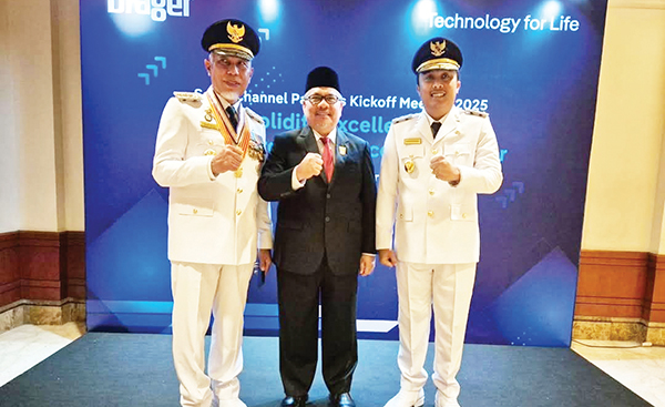 Bergerak Cepat Membangun Sumbar, DPRD Siap Sinergi dengan Mahyeldi-Vasko 1 Ketua DPRD Sumbar, Muhidi diapit Buya Mahyeldi Ansharullah dan Vasko Ruseimy.